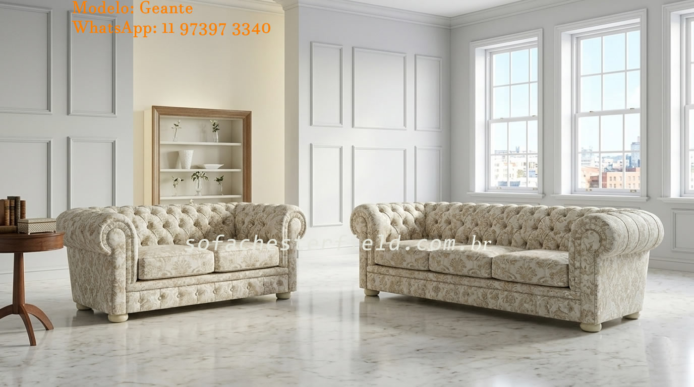 Conjunto de Sofás Chesterfield de 3 e 2 lugares em couro cor marfim em sala de estar