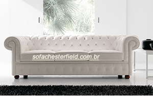 sofá branco com captonê botão