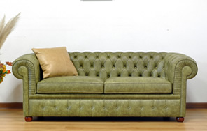 sofa chesterfield 2 lugares na cor verde sofa chesterfield 2 lugares