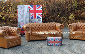 sofá chesterfield conjunto em couro envelhecido
