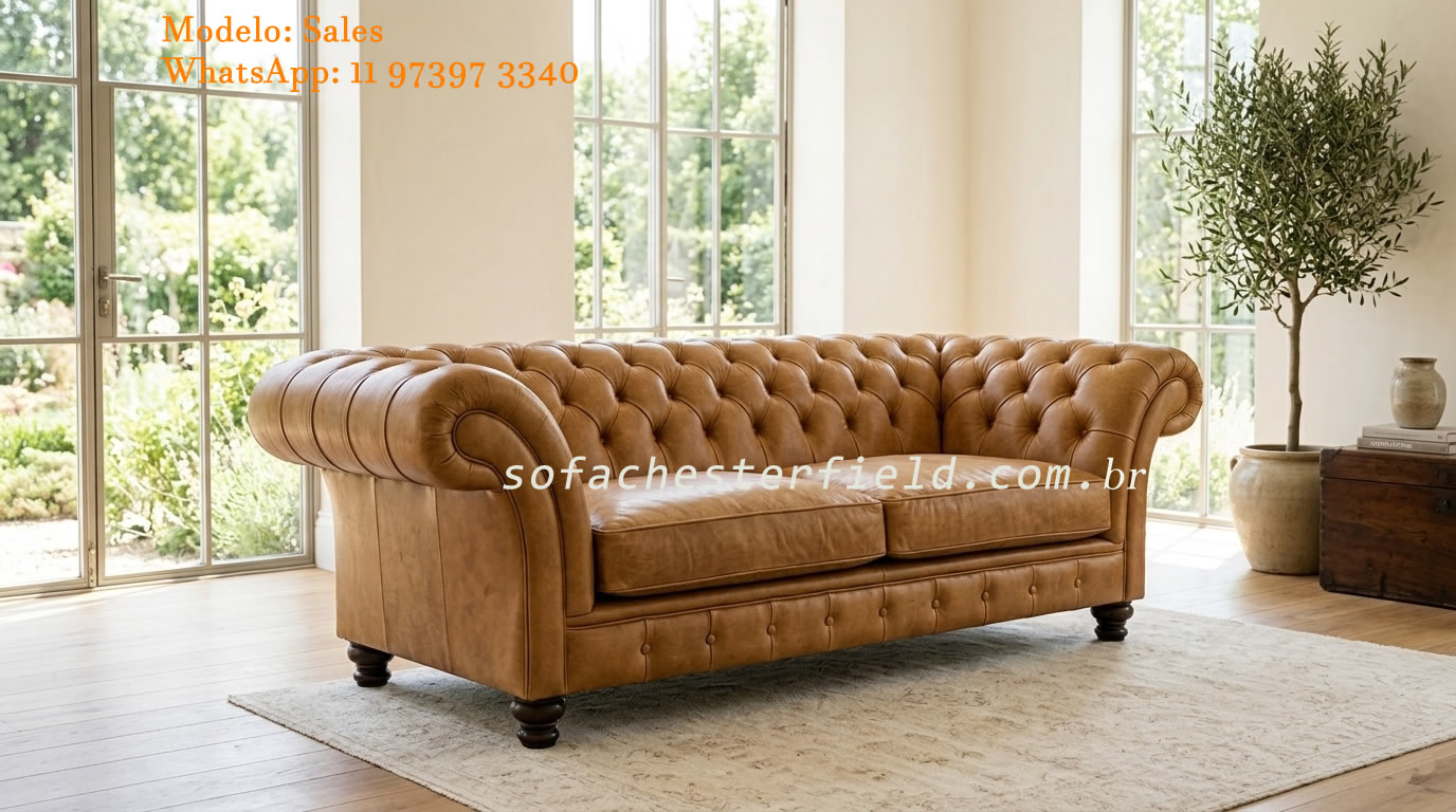 Sofá Chesterfield clássico em couro legítimo marrom caramelo envelhecido com acabamento artesanal em capitonê
